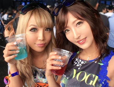 真夏の野外フェスで捕まえたノリノリGAL2人とロデオ大乱交！