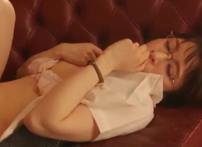 夫に代わり働き始めた淫乱奥さんがお酒を飲まされ襲われる