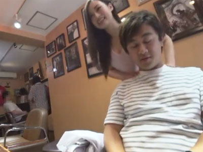 お客さんの勃起チンポを店内で隠れて性処理してくれる変態美容師