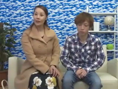 真面目に見えて変態な熟女妻が年下男子の勃起チンポをフェラチオ抜き