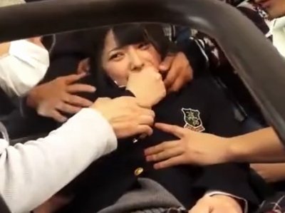 「いやぁ…ヤダァッ！」バス内でもみくちゃにされながら複数の男に犯される女子⚫︎生