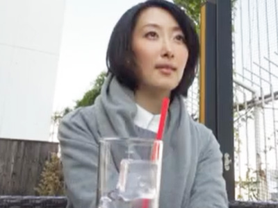 夫に裏切られたショックと寂しさで心の穴を埋めるため素主婦が見知らぬ男と‥