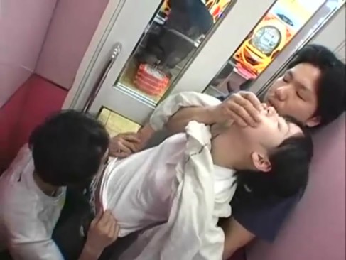 初めて来たパチンコ店で見知らぬ男たちにレイプされおしゃぶり強要される童顔素人娘