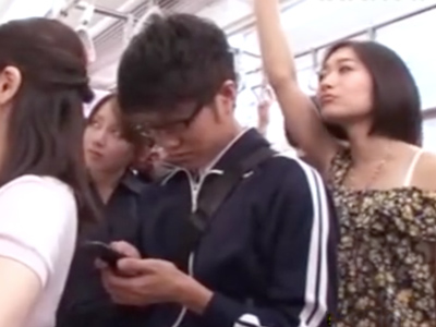 電車内で気の弱そうな男をターゲットにして逆痴漢→おしゃぶり抜きする痴女集団