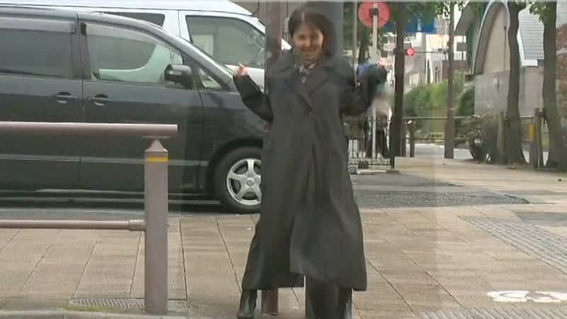 内に秘めた露出欲求をホームレスに見せびらかす淫乱痴女人妻