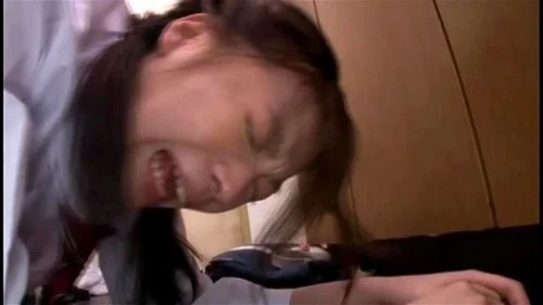 ＜JC・強姦＞中学生の女の子が媚薬が塗られた男性器を咥え込み、その後、セクシー男に自宅に連れて行かれて残忍にレイプされます。