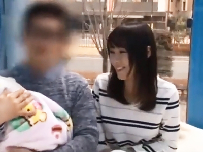 子供同伴にも関わらず旦那の目の前で他人チンポに中出しされるいやらしい人妻！