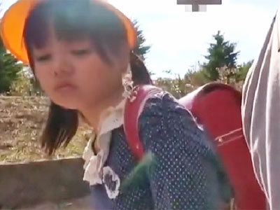 アウロリ娘が淫乱ロリコン男に強引にハメられ強制中出しで初アクメ