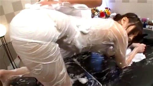 エステ初体験の女子校生、ヌルヌルローションに感じてしまい失禁