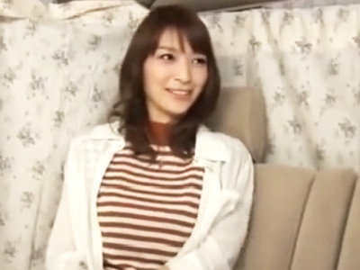 旦那が単身赴任でオナニー三昧の奥様が我慢の限界でお持ち帰り師に中出し許可！