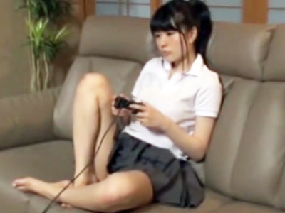 無防備な格好でくつろぐJK妹を襲って生生発射！