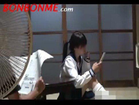 制服姿で自宅でくつろぐJKの妹を問答無用で生発射レイプする鬼畜兄貴ｗｗｗｗ